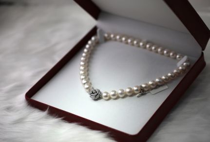 The Elegance of Pearl Jewelry: How to Style It